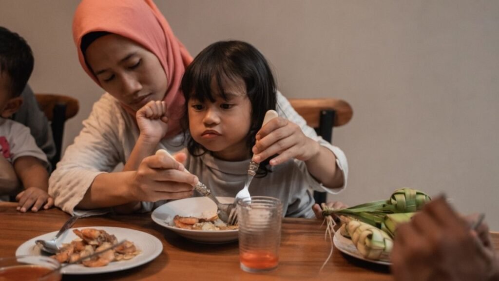 Makan Sepiring dengan Anak: Antara Sunnah dan Mitos Makan Sepiring dengan Anak: Antara Sunnah dan Mitos
