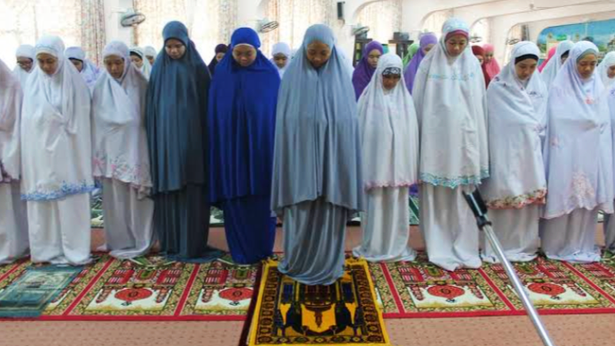 Hukum Iqamah oleh Perempuan dalam Shalat Berjamaah Hukum Iqamah oleh Perempuan dalam Shalat Berjamaah